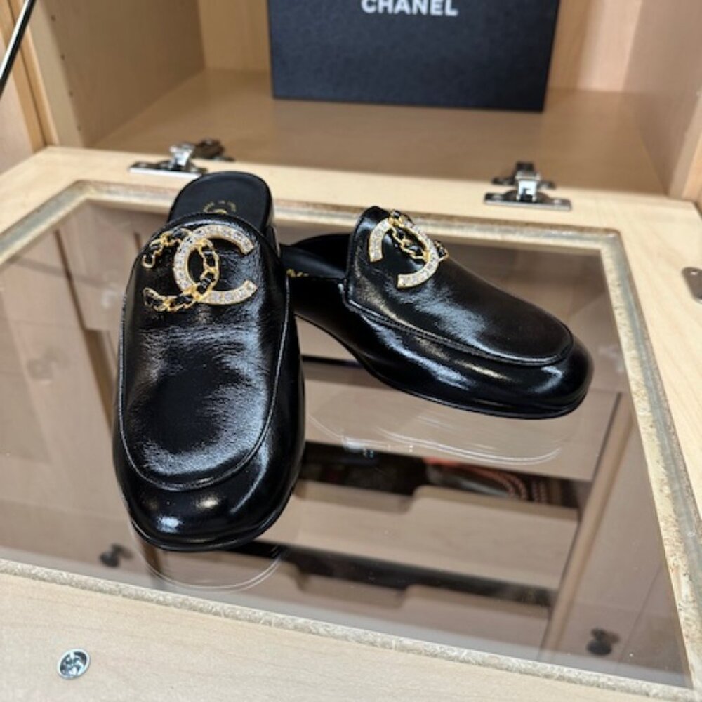 Chanel Interlocking CC Logo Leather Mules Women's Size 38.5 Brand New in Box